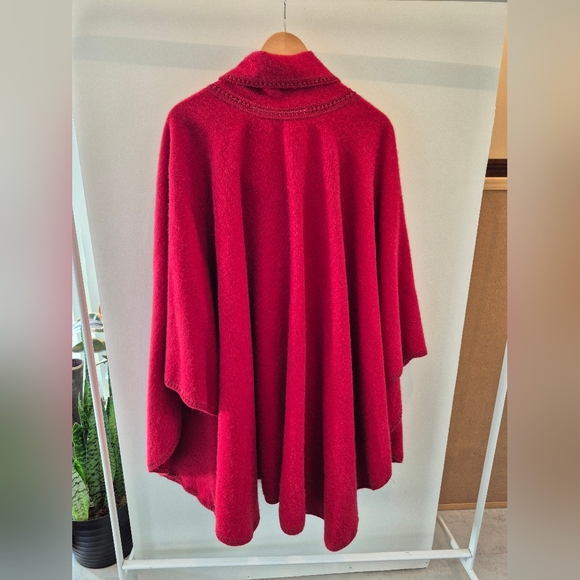 Alpaca Wool Cape In Red, Made In Peru - Picture 2 of 8